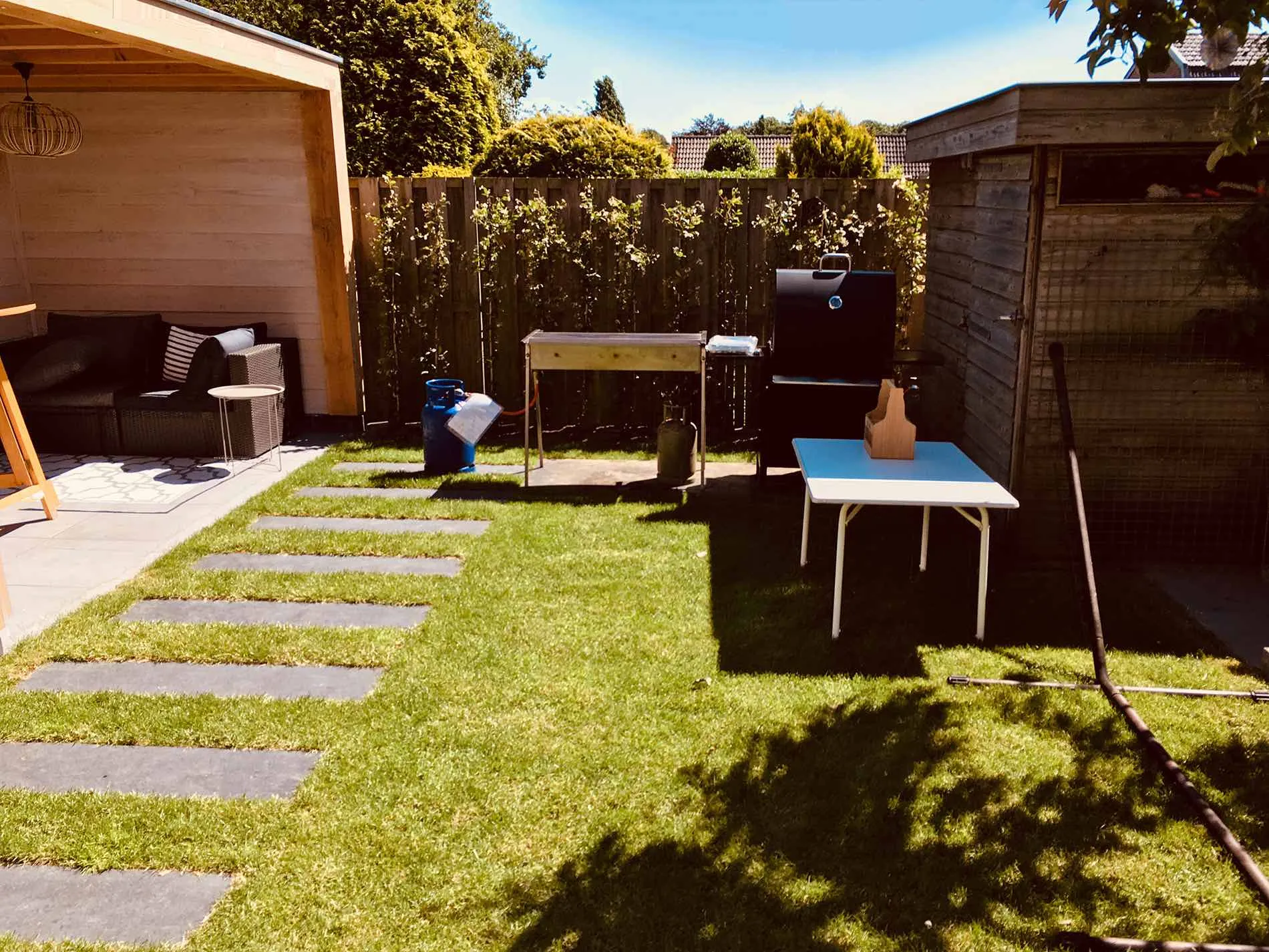 Groene achtertuin met terras en beplanting
