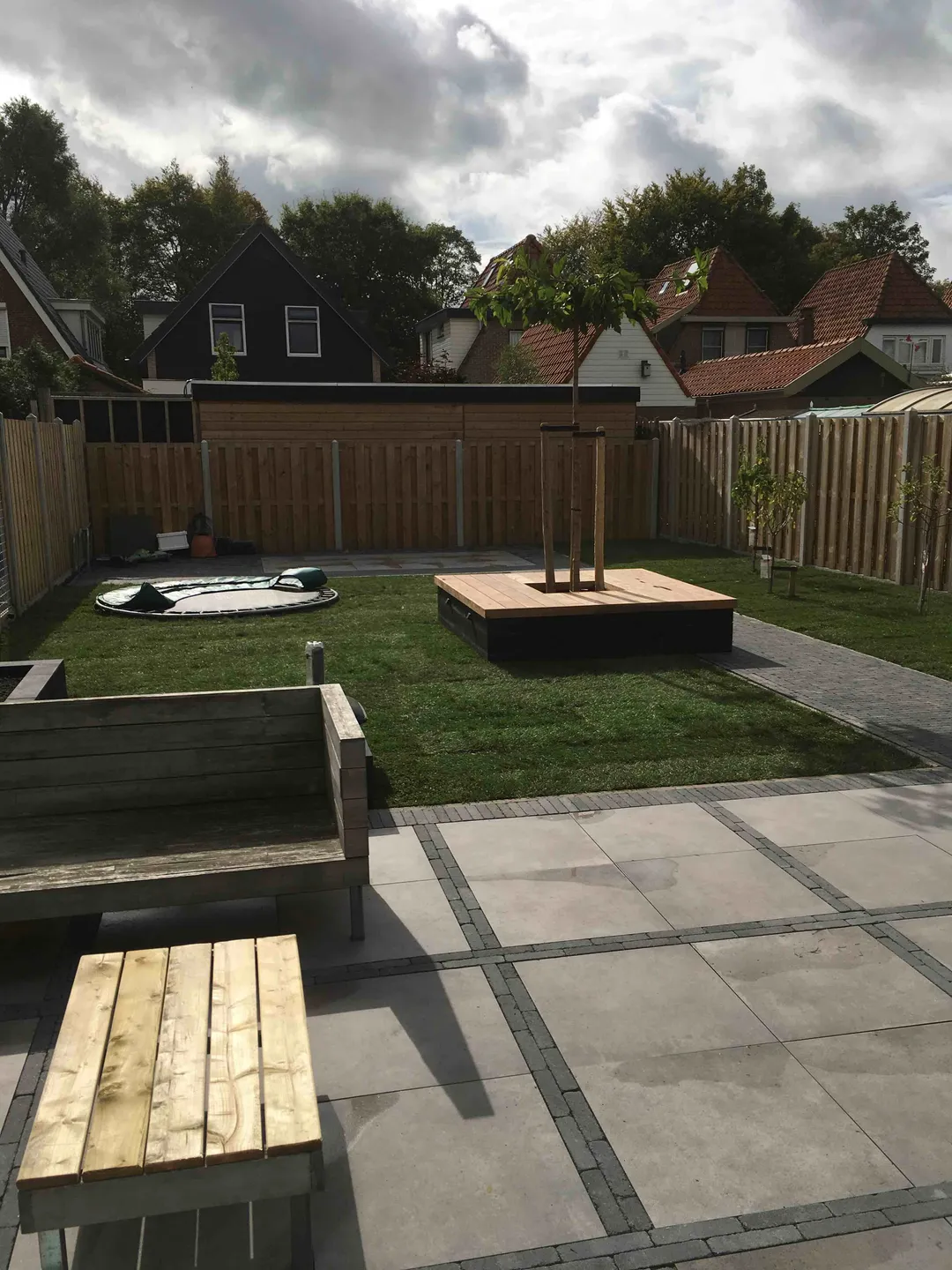 Zitplek in een groene tuin