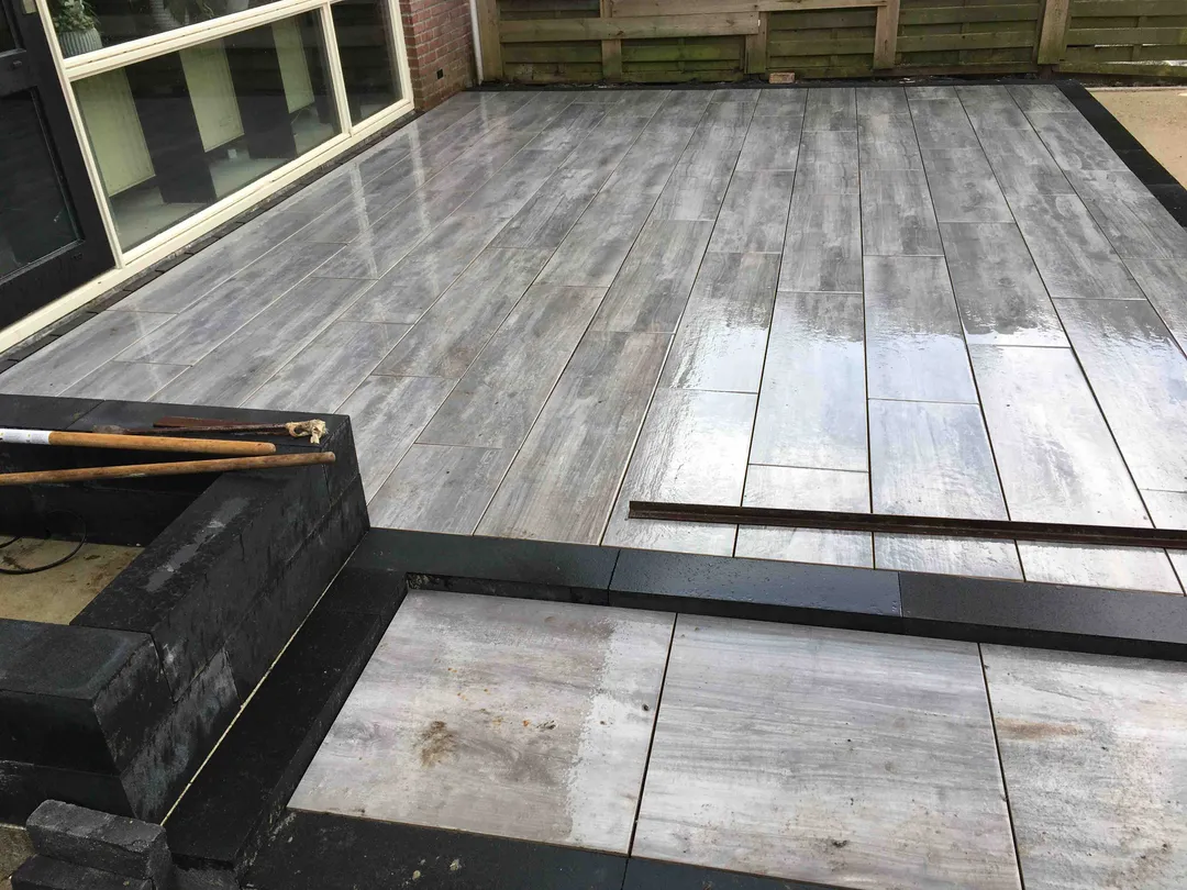 Terras met grijze tegels in houtlook